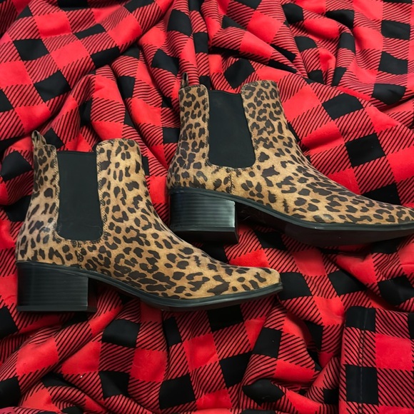Shoes - Worn twice womens leopard low heel booties